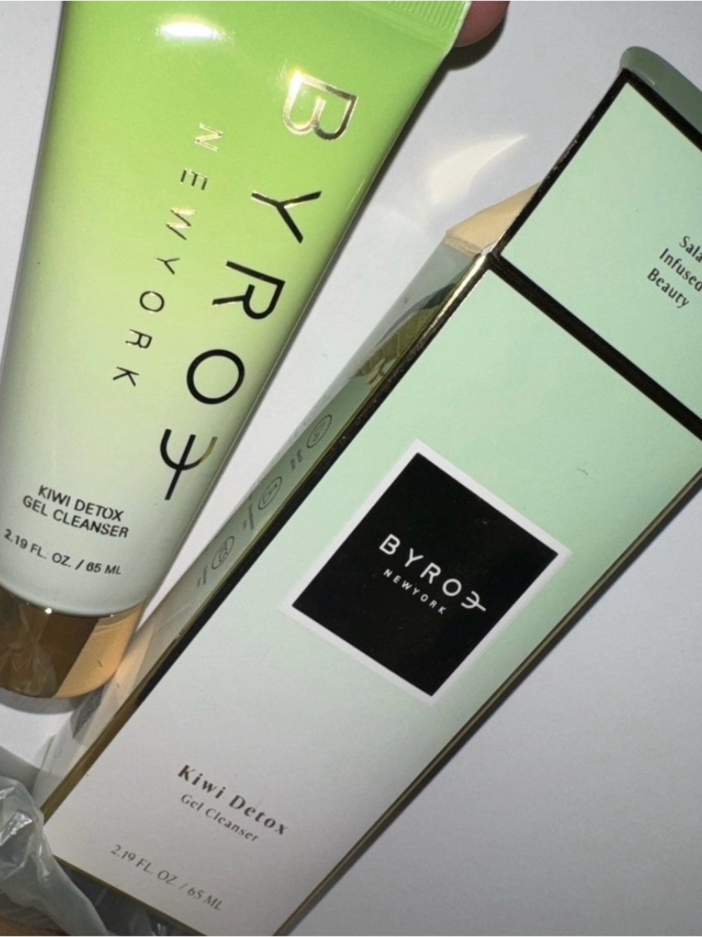BY R O Y E New York Kiwi Detox Gel Cleanser - Light Green